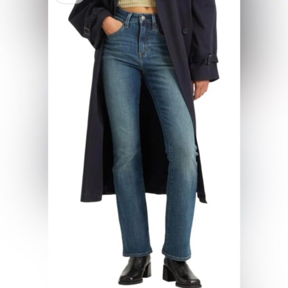 Levi's - Women's 725 High Rise Bootcut Jeans - Dark Indigo. Size: 31 x 34 (1842) - Picture 10 of 16